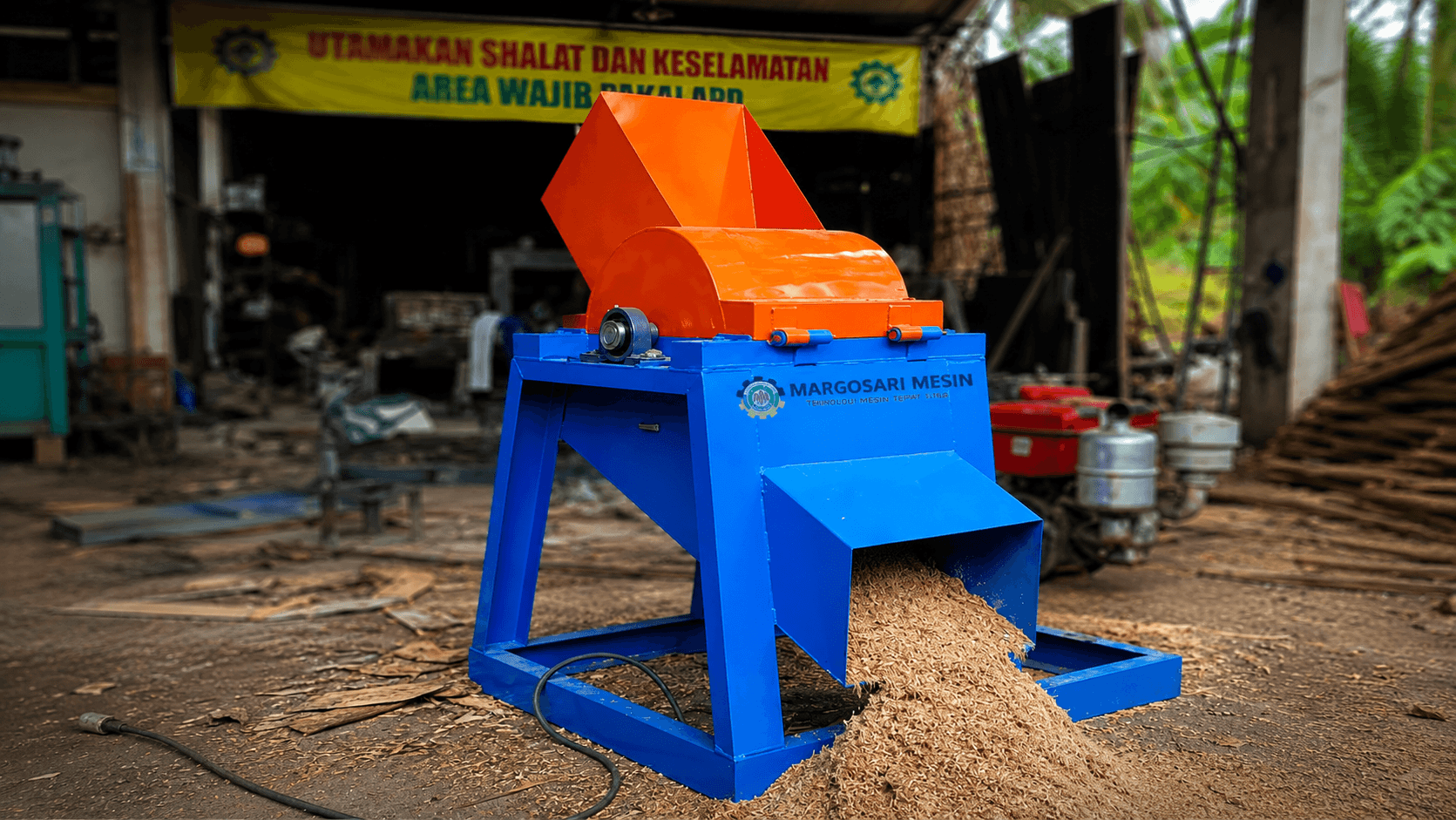 Mesin penghancur kayu veneer untuk mengolah limbah veneer menjadi serbuk atau cacahan kayu